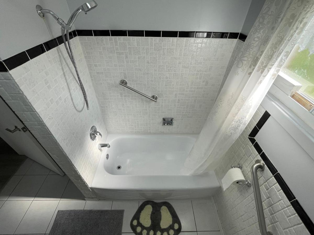 Вилла Luxurious Cozy House In Bluffs With Lake View Торонто Экстерьер фото